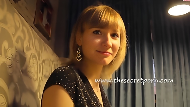 Русская давалка в черных колготках сделала минет другу и занялась с ним сексом