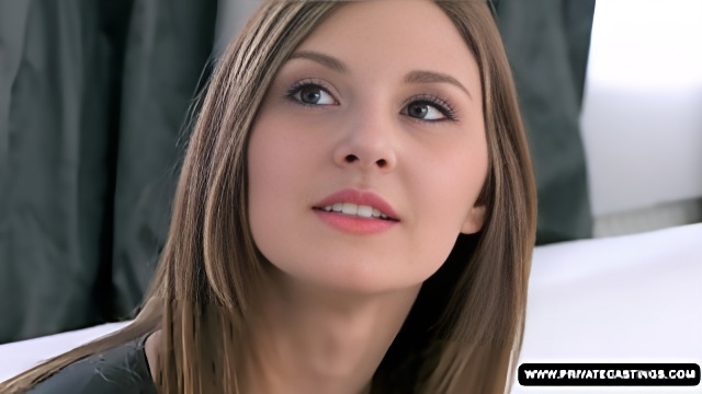 Красивая девка с темными волосами снимает платье и трахается с другом в очко