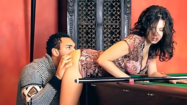 Русский негр возбуждает подругу куннилингусом и ебет её на бильярдном столе