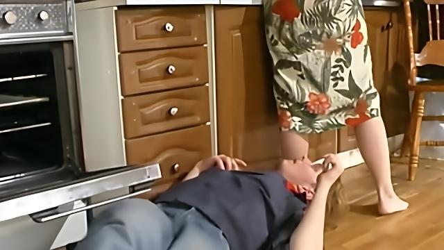 Брюнетка в длинном платье занялась сексом с газовщиком