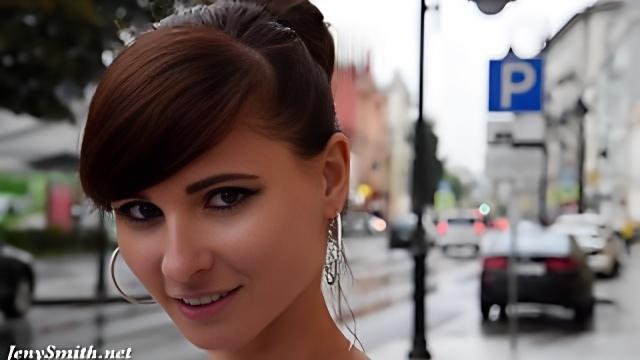 Русская телка в белом платье гуляет по улице под дождем