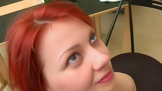 Рыжая бестия с полотенцем на голове отсосала кавалеру и трахнулась с ним