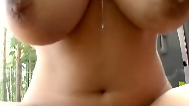 Русская блондинка с большой грудью трахается с мужиком в автомобиле