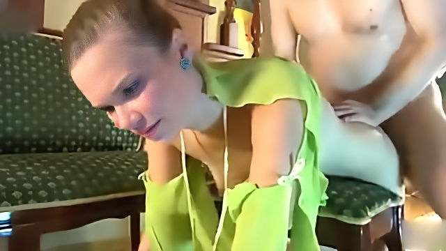 Русская потаскуха становится раком на полу и отдается в жопу пожилому дядьке