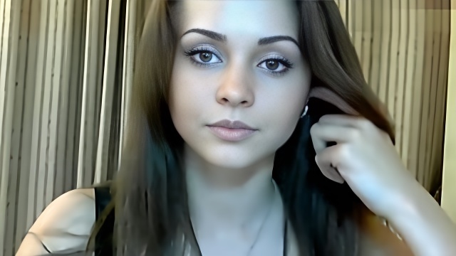 Девушка с маленькими сиськами и стройной фигурой демонстрирует тело перед камерой