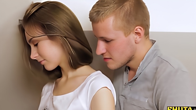 Хахаль стягивает трусики с худой задницы подруги и имеет её в очко на кухне