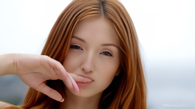 Рыжая молодуха демонстрирует бритую киску и упругие сиськи во дворе дома