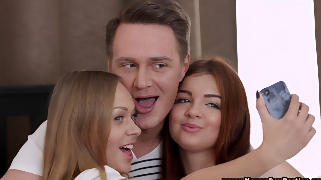 Привлекательные телочки с темными волосами и с упругими сиськами делают селфи с приятелем и трахаются с ним