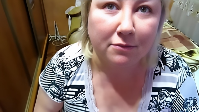 Зрелая толстушка заглатывает болт соседа с татуировками на теле в прихожей