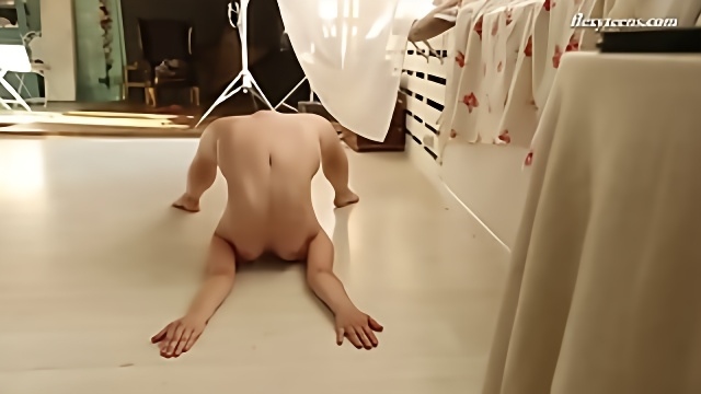 Русская спортсменка меряет красное белье и делает акробатические трюки голышом