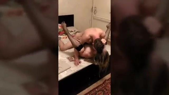 Реальный перепихон молодых людей в постели на камеру