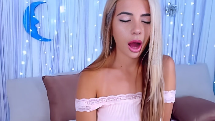 Загорелая давалка с большими сиськами ласкает клитор вибратором