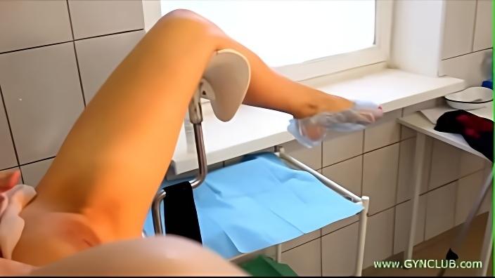 Русская дама в гинекологическом кресле показала возбужденную дырочку