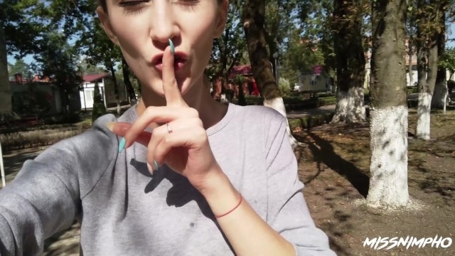 Белокурая красотка залезла в автомобиль к приятелю, чтобы сделать ему горловой минет