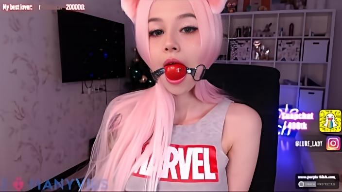 Длинноногая веб модель с сочной попкой сосет самотык и дрочит пилотку