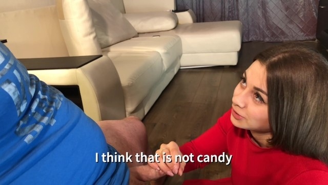 Извращенка осталась в красном платье и отдалась русскому пикаперу в щель у него дома