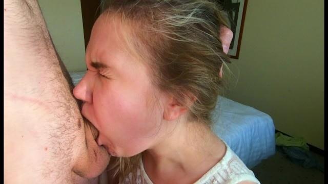 Горячая баба в белой майке делает возлюбленному горловой минет и дрочит конец