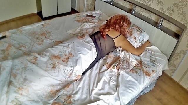 Рыжая мамаша в ночнушке и чулках проснулась и разрешила мужу отодрать её в анал