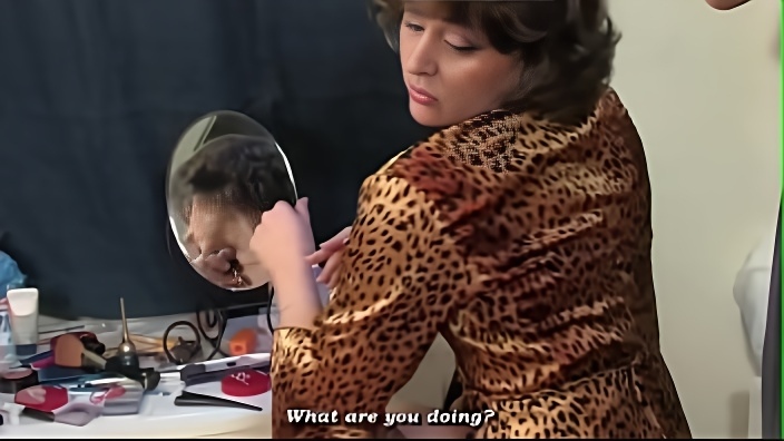 Зрелая тетка снимает леопардовый халатик и принимает в щель болт молодого любовника