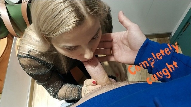 Русская красавица делает минет своему бойфренду в примерочной