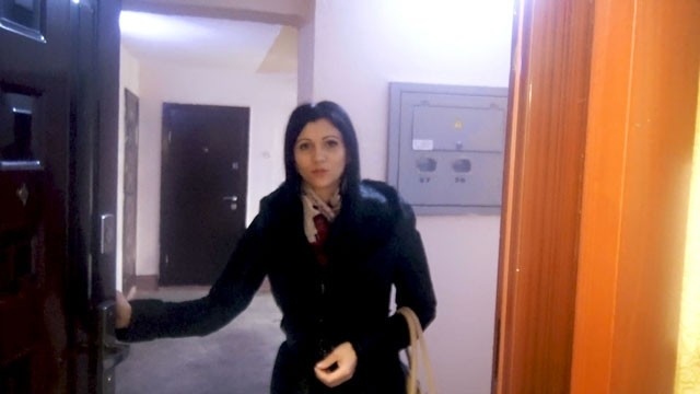 Милфа в сетчатых колготках мастурбирует перед кавалером