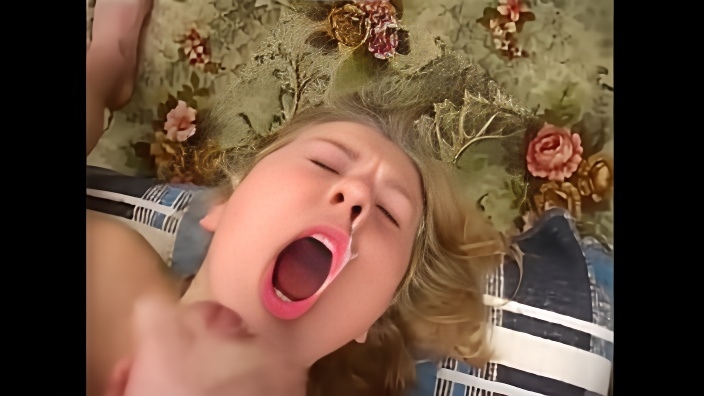 Молодая девушка со светлыми волосами и с упругими сиськами принимает на себя сперму поклонника