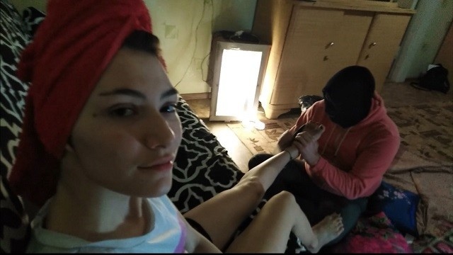 Брюнетка вышла из душа, села на диван и дала другу поласкать ступни