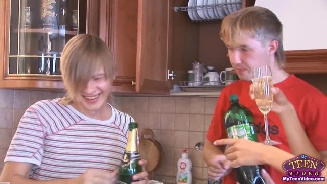 Вам бы только выпить и потрахаться. Парни раскусили молодых потаскух и поимели их