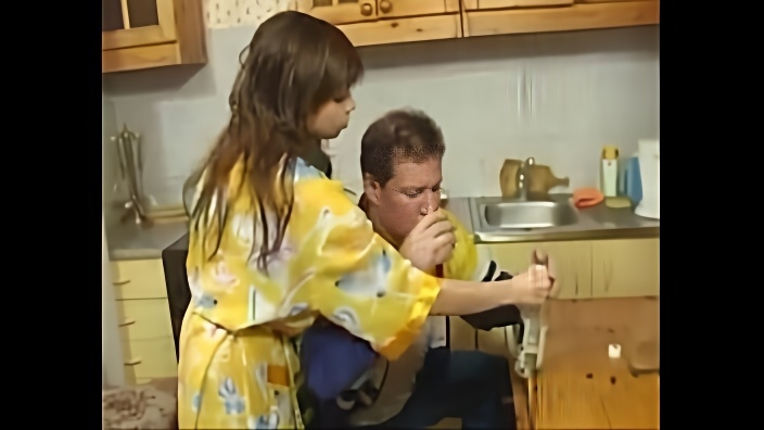 Худая студентка в халате отблагодарила соседа за помощь страстным сексом