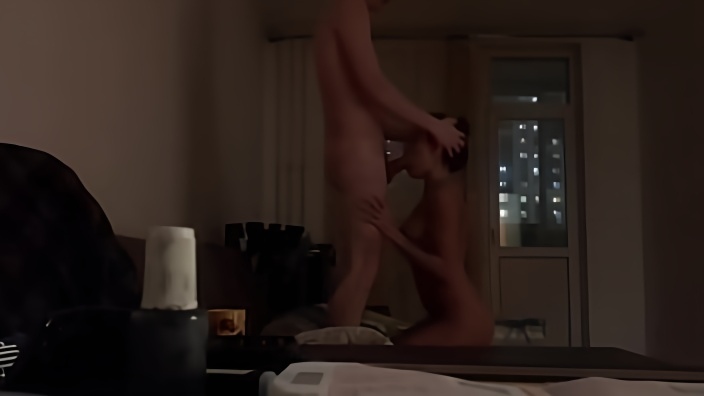 Худой чувак не заметил скрытую камеру и выебал в щель русскую девушку товарища