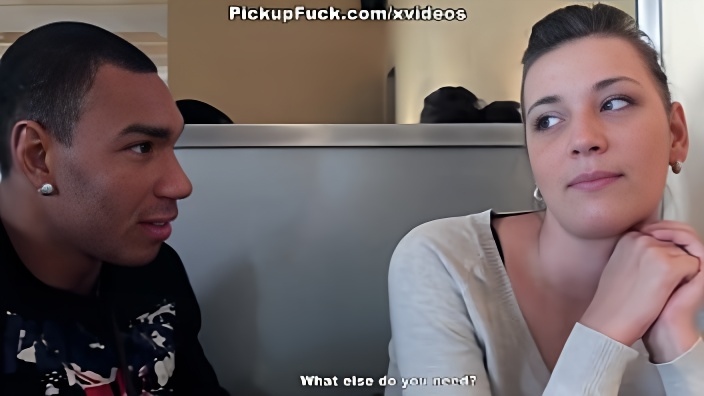 Русский негр и его друг пристроили члены в ротик молодой шмары в туалете ресторана