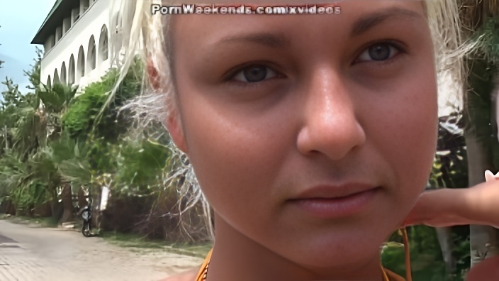 Две телки приехали отдыхать на пляж без своих парней и трахнулись с мулатом и его другом в номере отеля