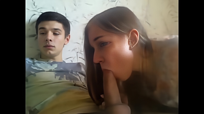 Молодая девушка с темными волосами решила отсосать бойфренду перед веб камерой