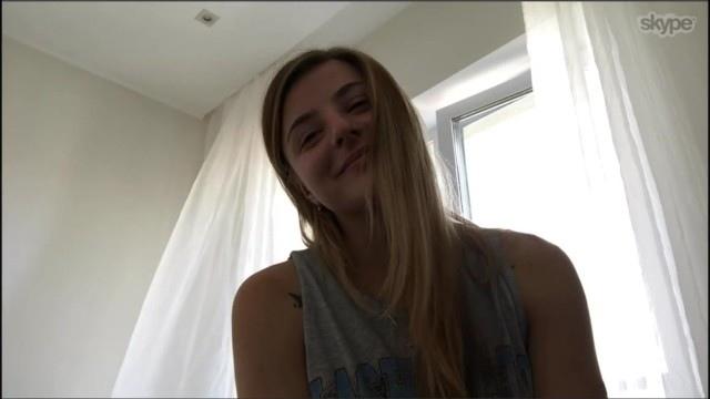 Русская деваха с татуировками на теле крутит голой жопой и снимает нижнее белье