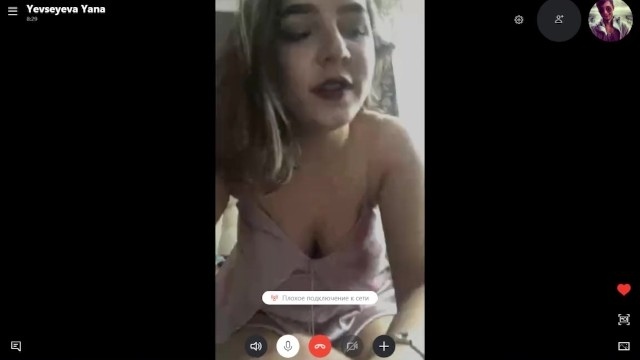 Русская баба с пухлыми губами включила вебку и похвасталась большими дойками