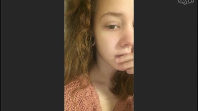 Ухажер уговаривает по скайпу русскую милашку с небольшой грудью раздеться и мастурбировать пальцами