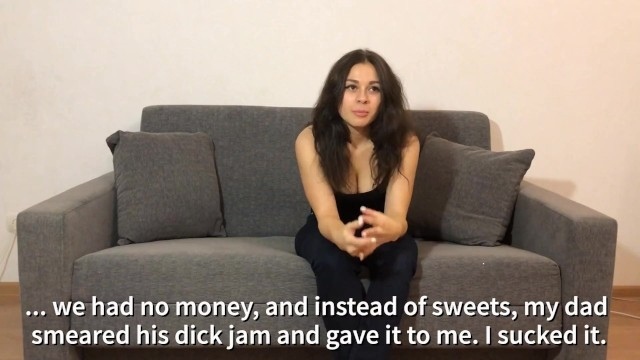 Брюнетка с большой грудью и со стройными ногами легла на диван и подрочила киску