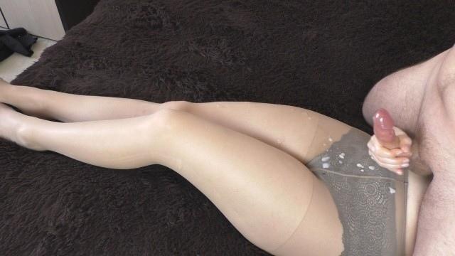 Чувак сидит на подружке и дает ей подрочить конец, после чего кончает на колготки