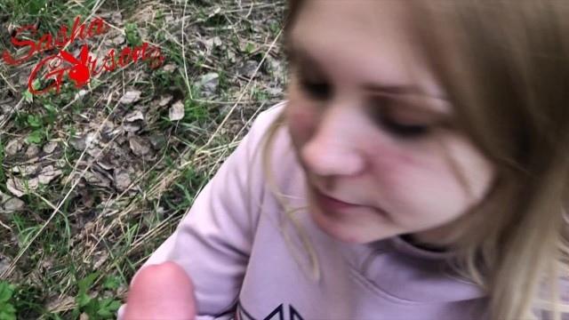 Деревенская девица сидит на траве и берет в рот член местного ловеласа