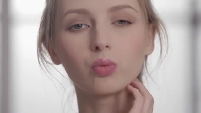 Русская девица в полосатом боди легла на массажный стол, где мастер развел ее на анальный секс