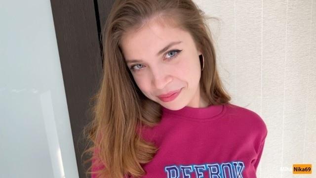 Парень хватает милашку в розовой кофте за шею, когда удовлетворяет свою похоть