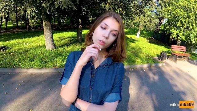 Красотка в синей рубахе снимает белье и начинает сосать пенис поклонника