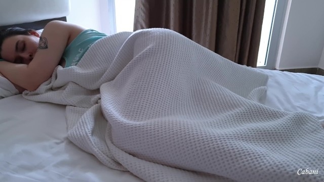 Мужик разбудил подружку, стянул с нее черные трусики и трахнул в вагину