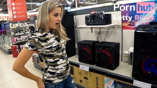 Русский приятель ходит по магазинам с мамкой и прячет в её джинсах вибратор