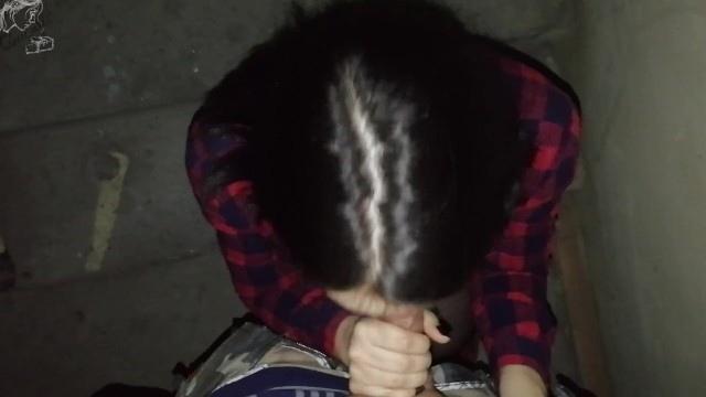 Горячая брюнетка в клетчатой рубахе делает минет возлюбленному