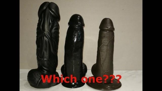 Молодая красотка с сочной задницей и в черной майке встала раком и начала дрочить вагину