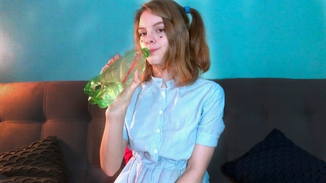 Молодуха с двумя хвостиками пьет коктейль и занимается мастурбацией
