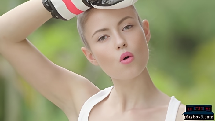 Голая милашка с небольшой грудью и в гольфах тренирует удар на свежем воздухе