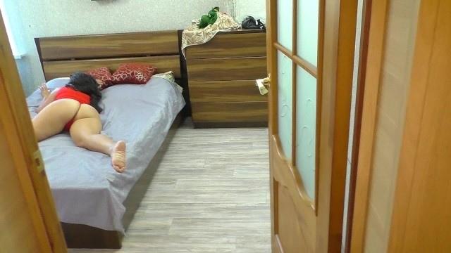 Мамаша в красной майке смачно отсосала сожителю и дала ему в задний проход