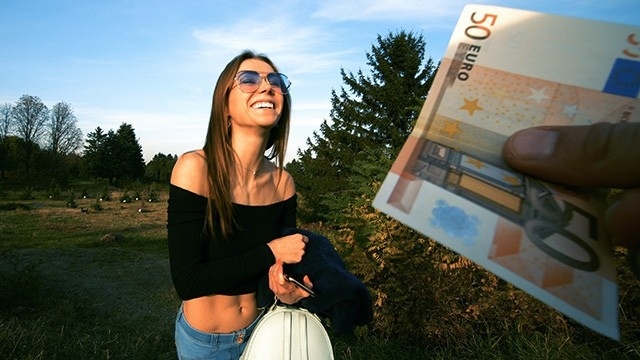 Русская стройняшка в солнцезащитных очках согласилась на перепихон с незнакомцем